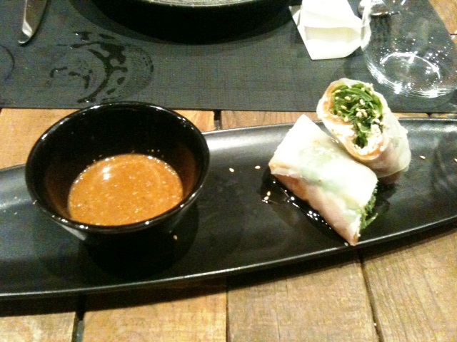 Restaurante Canalla Bistro Nem vietnamita de salmón, queso tártaro y rúcula